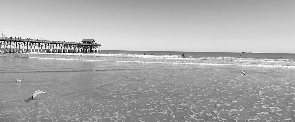 Svartvit bild på stranden Cocoa Beach som ligger i Florida USA